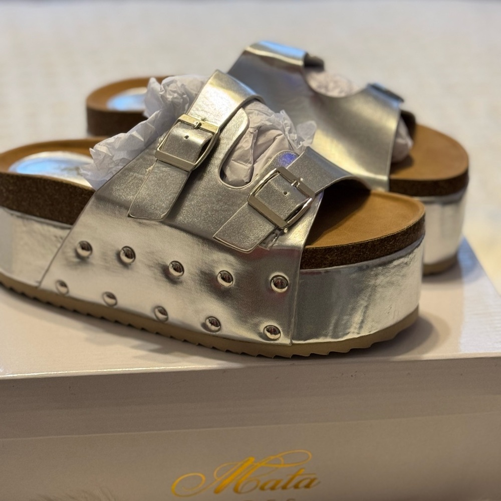 CARILLO Platform Sandals. Silver